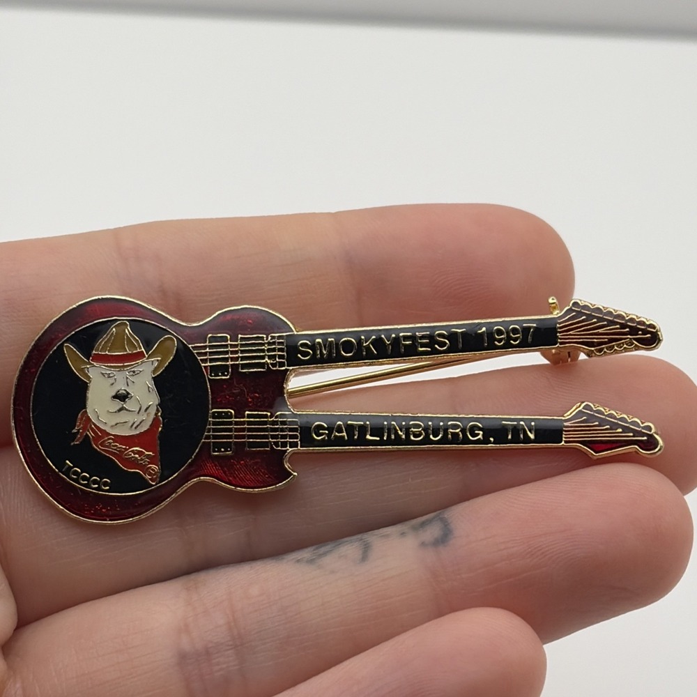 1997 Coca-Cola Collectors Club Smokeyfest Gatlinburg TN Guitar Lapel Hat Pin